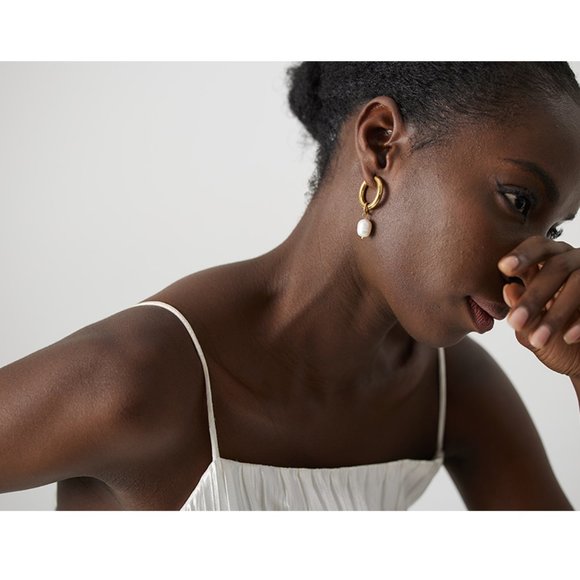 ^NEW 18K Gold Plated Fresh Pearl Drop Round Hoop Earrings - Picture 4 of 9